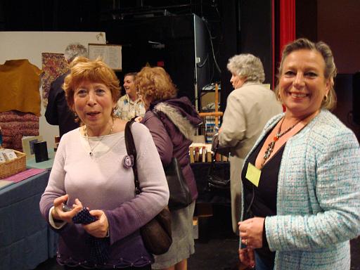 DSC00268.JPG - Catherine D. & Annie G. admirent l'exposition