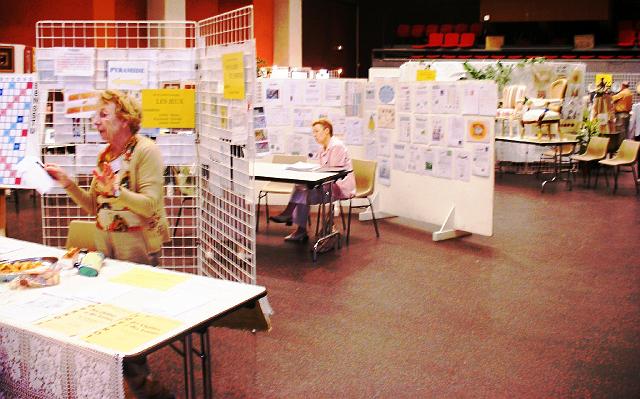 exp1.jpg - Premier stand: des jeux, sorties & voyages ; au milieu : Informatique et au fond : Réfection de sièges