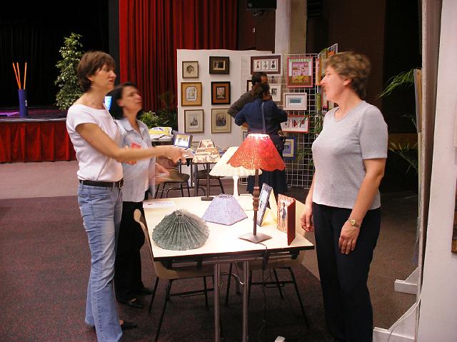 exp_abj3.jpg - Les animatrices Michèle M (Aquarelle), Corinne B (encadrement) et Anne-Christine  (encadrement & abat-jour)