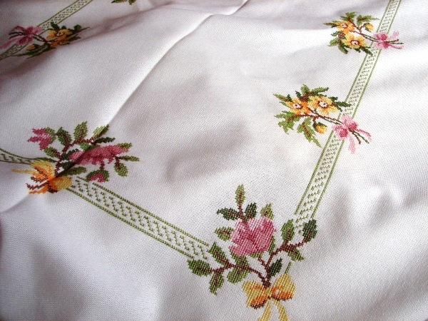 brode08.jpg - Bouquet de felurs sur une nappe